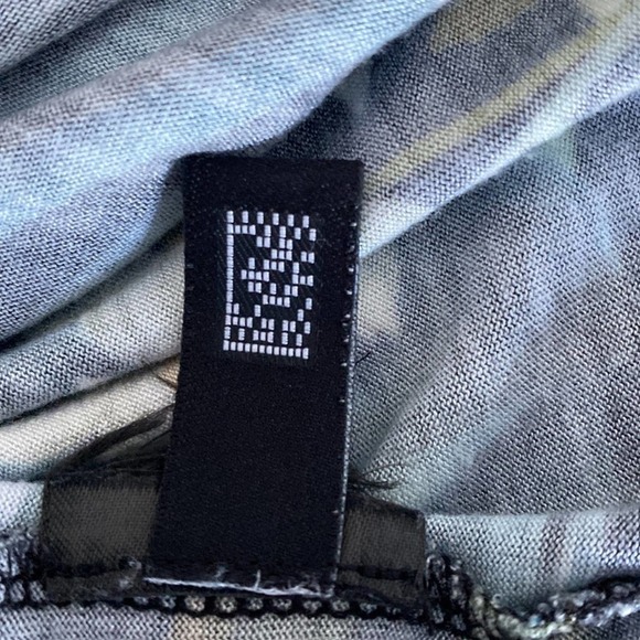 Ted Baker London gorgeous tropical print short sleeve top. Size 4
C - Picture 8 of 8